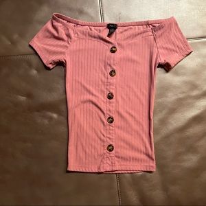 Can be worn off shoulder